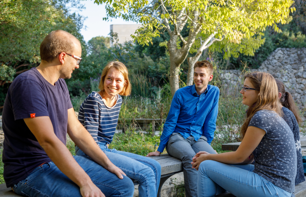 Studierende auf dem Campus